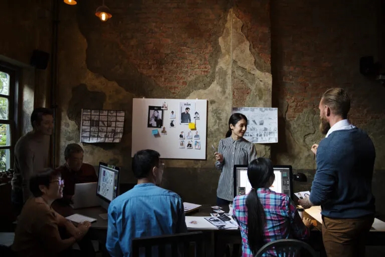 Tim PR agency Indonesia sedang brainstorming strategi komunikasi brand di 2026