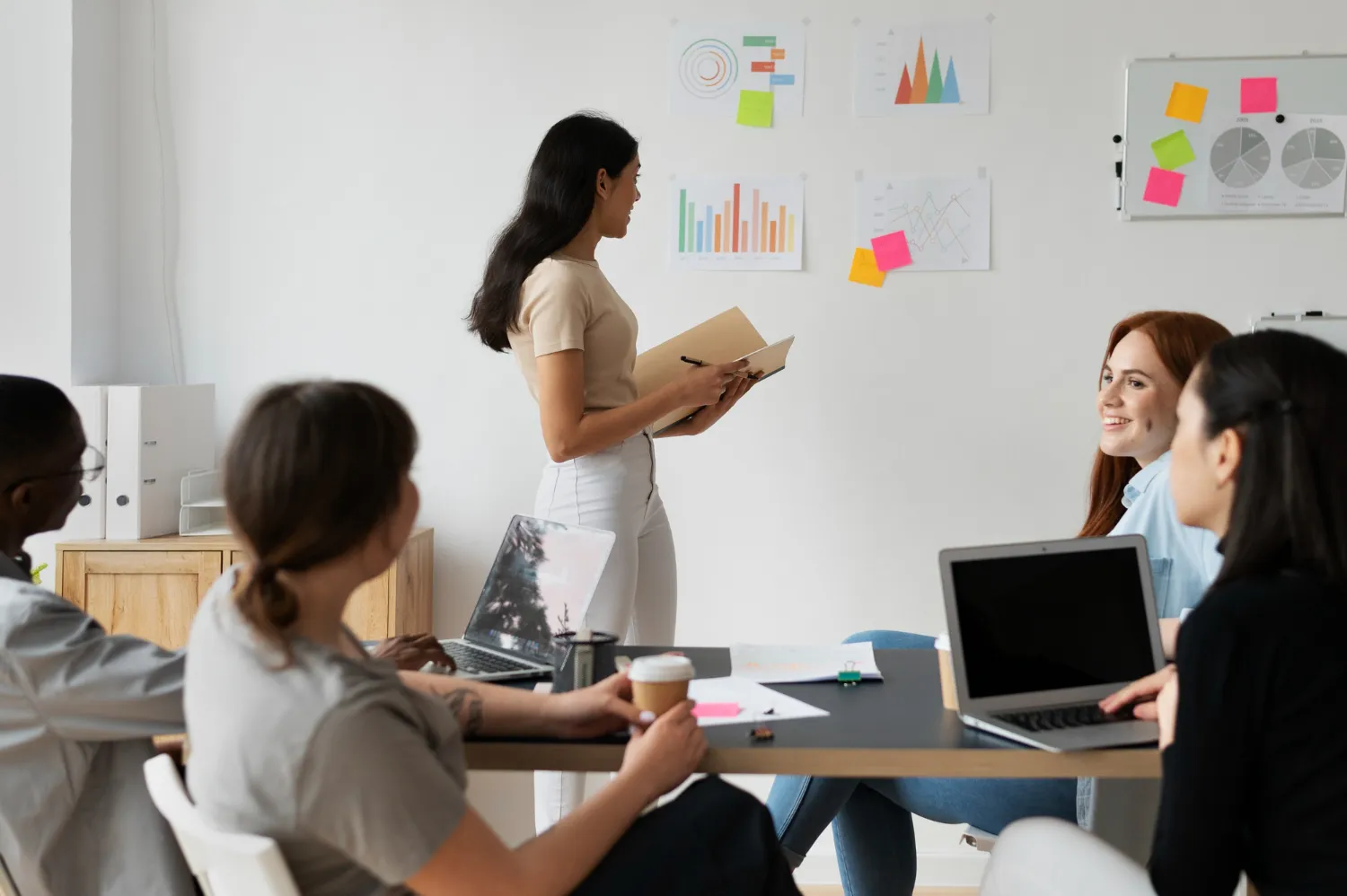 Hukum alam digital marketing yang bikin produk laris dan pelanggan senang menurut PR agency Indonesia